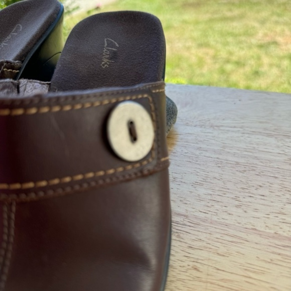 Clarks Women Brown Leather Button Accent Clogs/Mules/Slip On Slides 8 M GUC - Picture 7 of 7